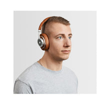 Cargar imagen en el visor de la galería, Master &amp; Dynamic MW50+ over-ear posicion
